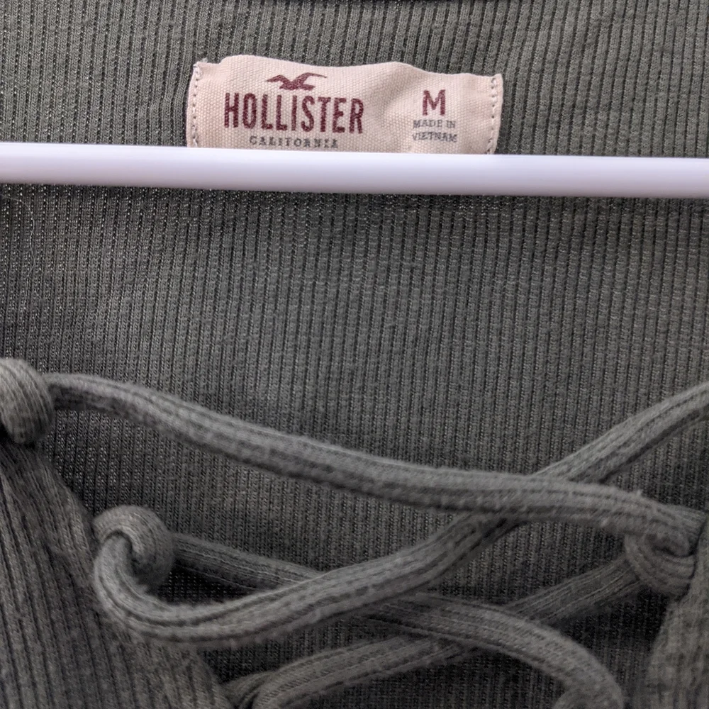 Hollister Medium Green V-neck Tee - Picture 3 of 3